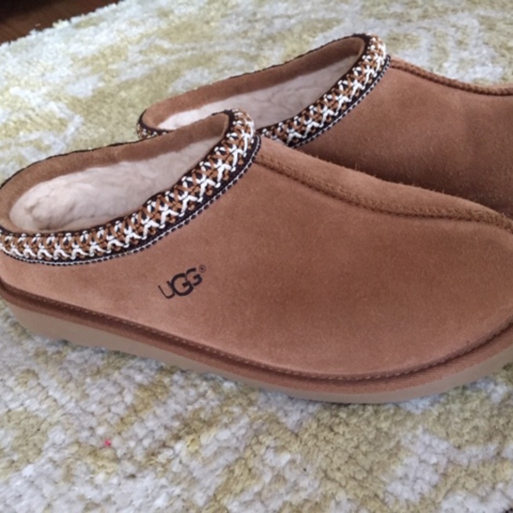 Big Kid UGG Slippers; Size 6